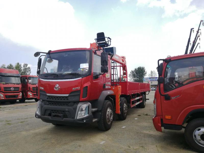 国五东风柳汽前四后四小三轴随车吊