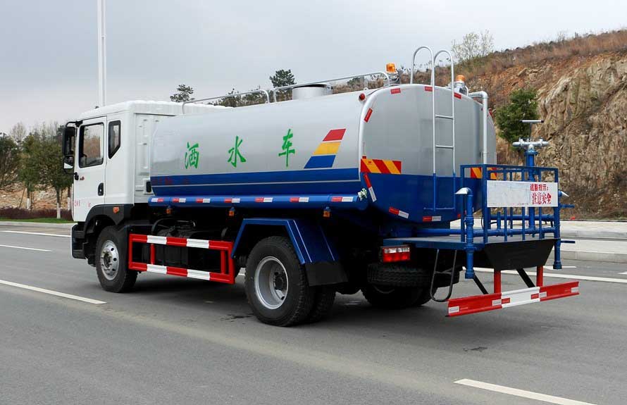 东风D9 12吨洒水车