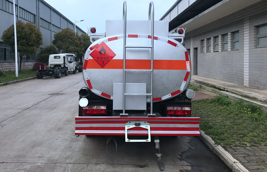 东风5吨油罐车