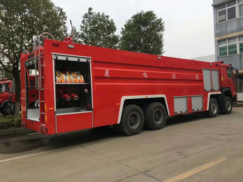 重汽豪沃16吨水罐泡沫消防车