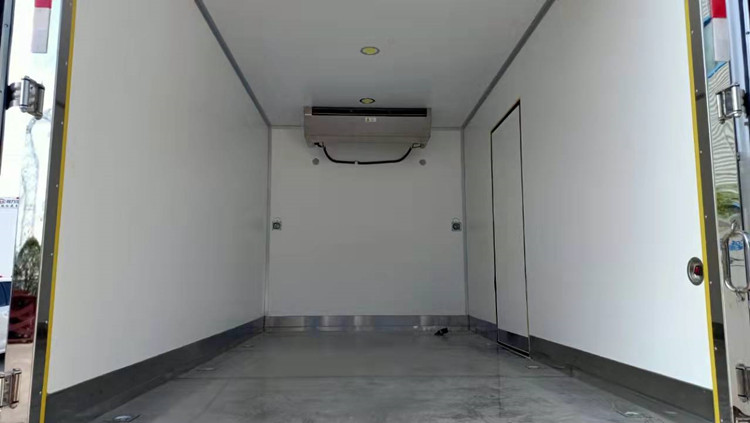 4.2米东风福瑞卡油电混动新能源冷藏车