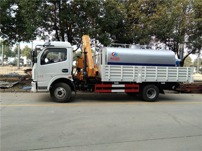 3.2噸折疊隨車吊 帶灑水系統(tǒng)