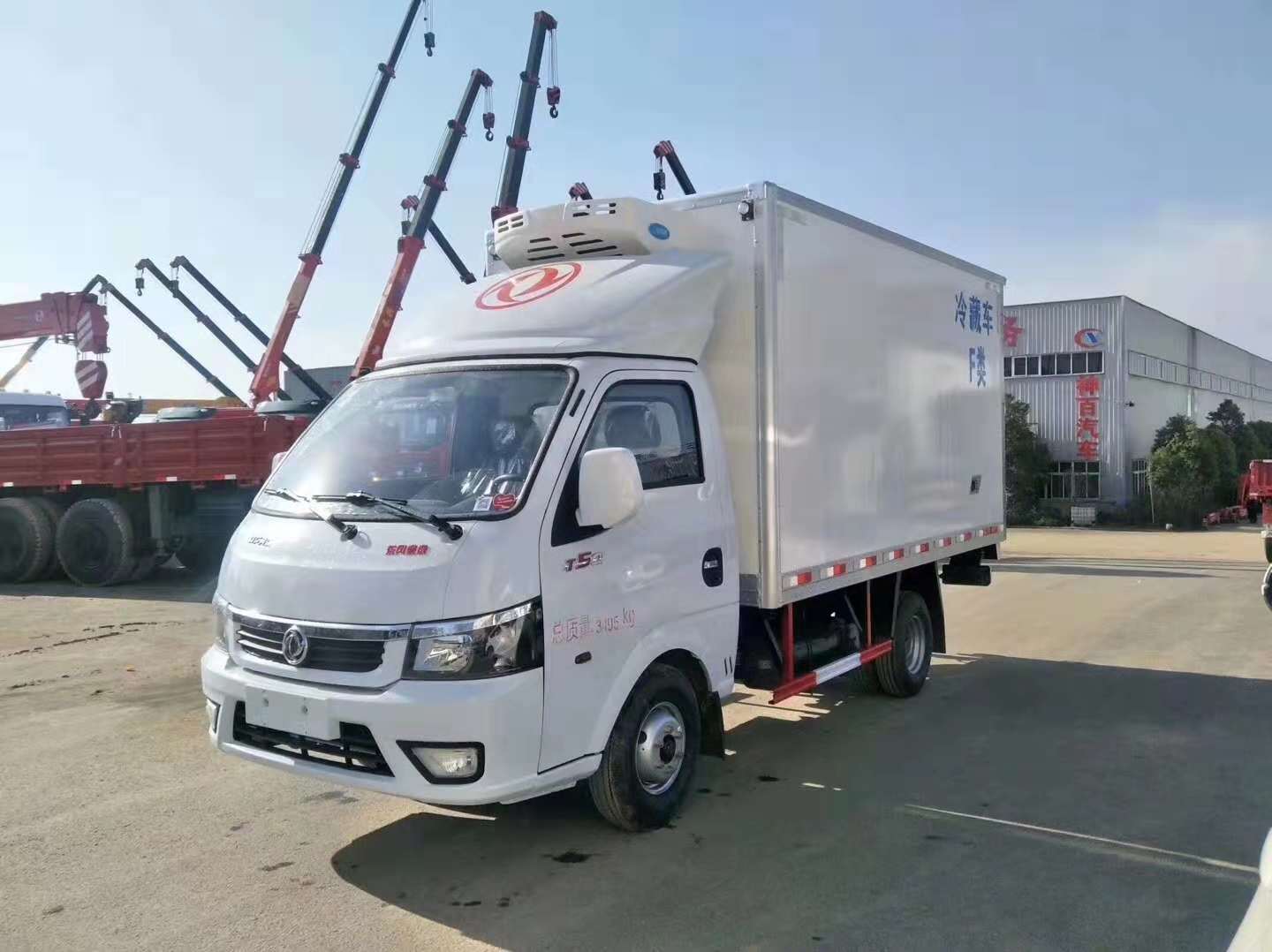 新款东风途逸冷藏车