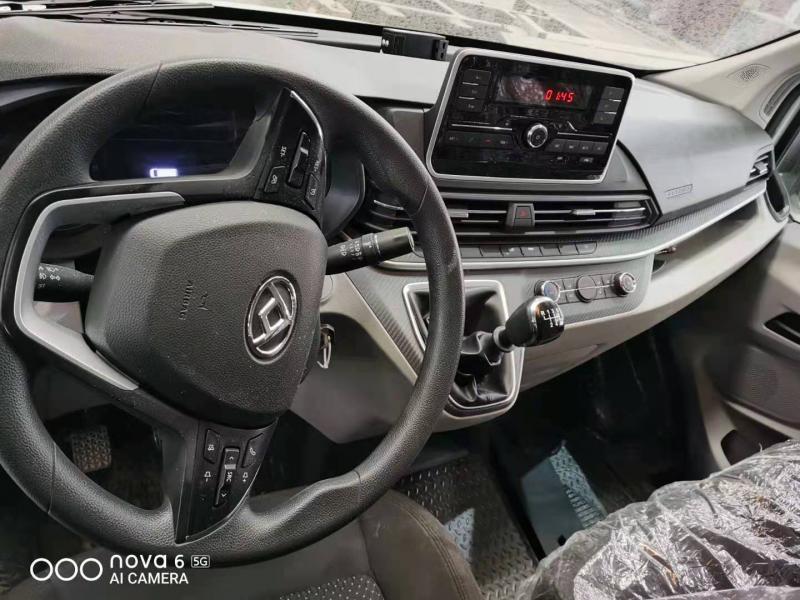 國六上汽大通V90面包冷藏車