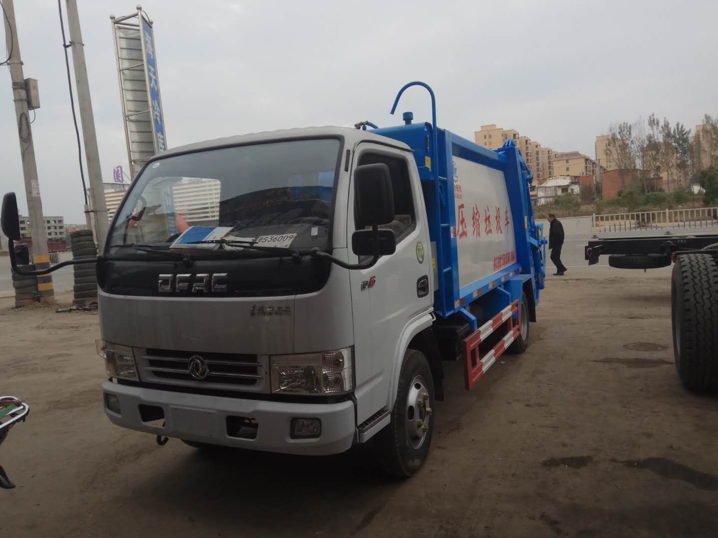 东风多利卡压缩式垃圾车（5-6方）工作视频