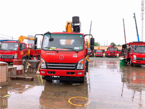 大运小黄牌徐工随车吊价格 徐工6.3吨随车吊报价 徐工随车吊 