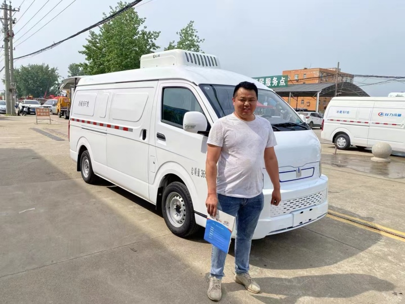 吉利远程 E6 纯电动面包冷藏车