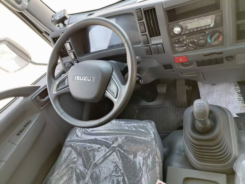 庆铃五十铃KV100蓝牌4米2冷藏车