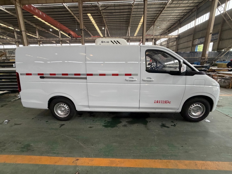 东风福瑞通V8E纯电动面包冷藏车