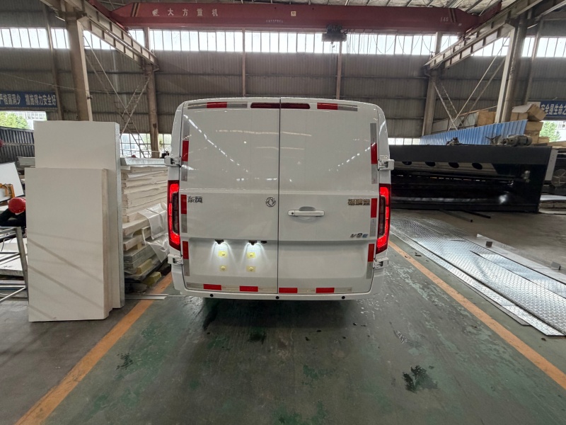 东风福瑞通V8E纯电动面包冷藏车