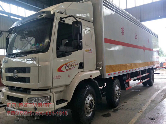 柳汽乘龙小三轴气瓶运输车