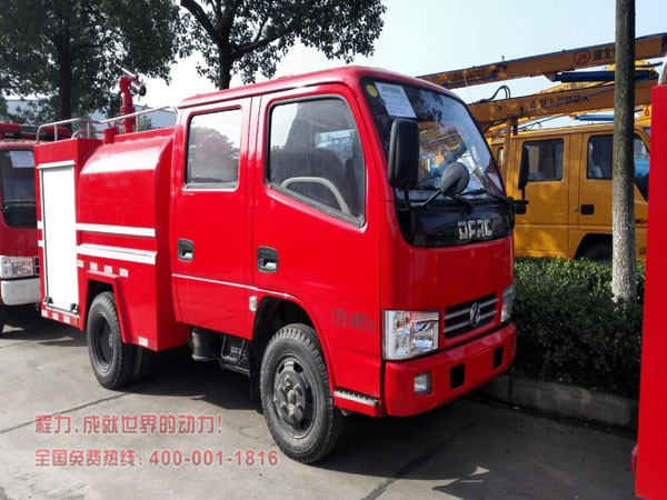 双排2.6吨东风消防洒水车