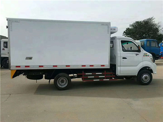 3.5米重汽王牌（后双轮）肉勾冷藏车
