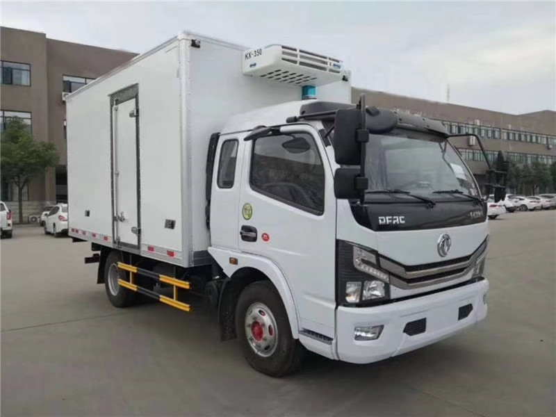 3.8米东风多利卡D6（排半）冷藏车