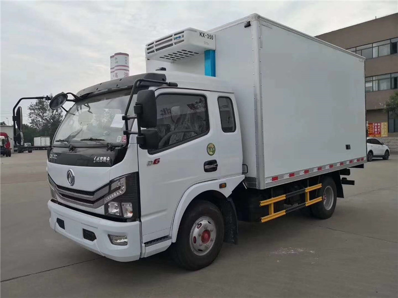 3.8米东风多利卡D6（排半）冷藏车