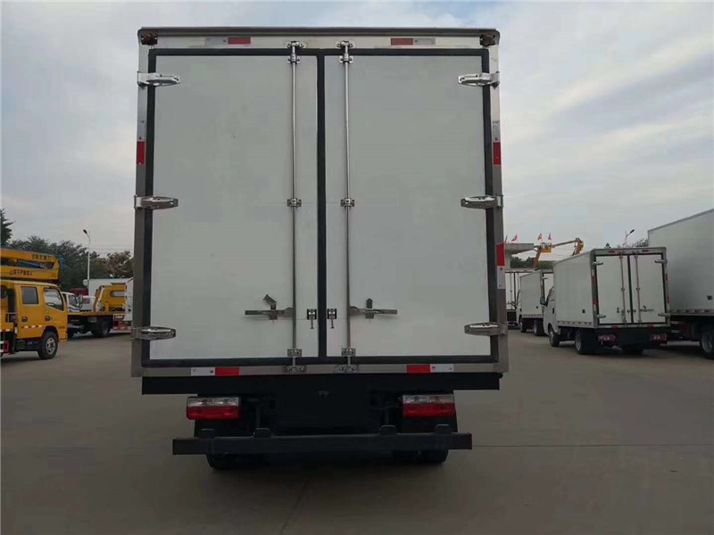 3.8米东风多利卡D6（排半）冷藏车