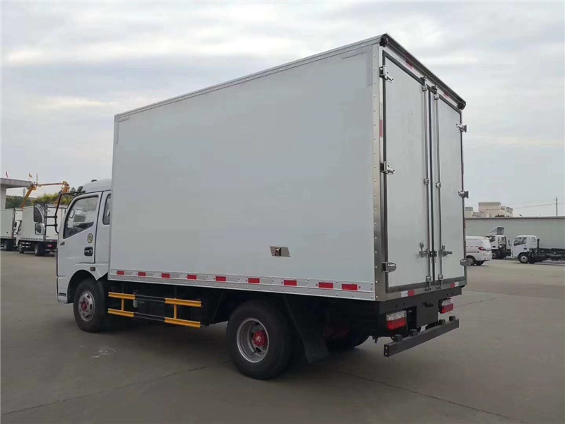 3.8米东风多利卡D6（排半）冷藏车