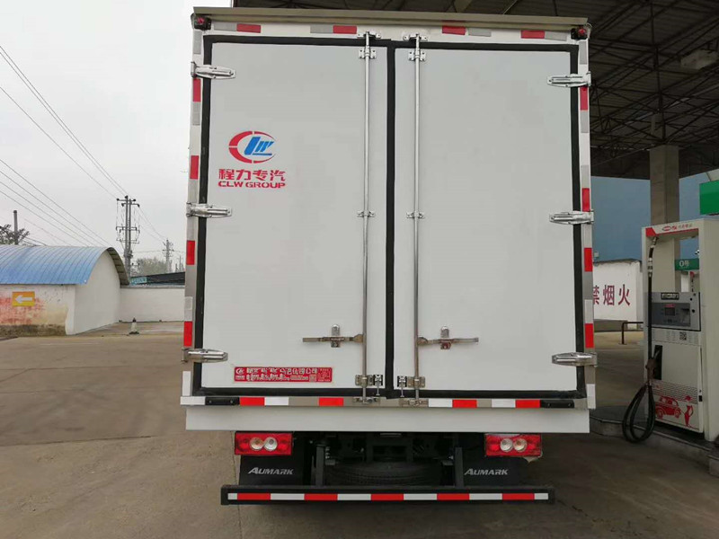3.7米福田欧马可S3（排半）肉勾冷藏车