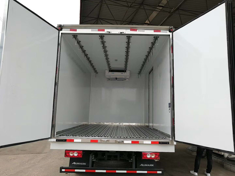 3.7米福田欧马可S3（排半）肉勾冷藏车