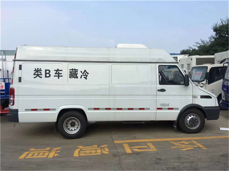 3.3米依维柯（长轴后双轮）面包冷藏车