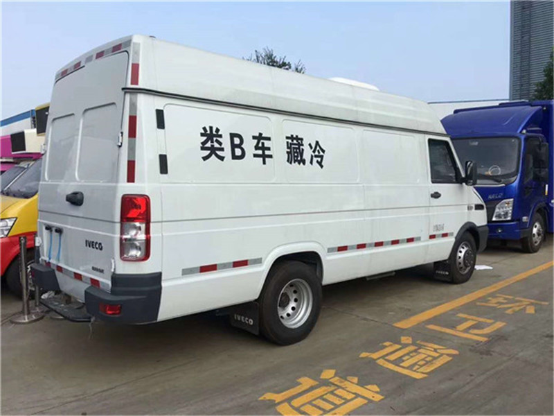 3.3米依维柯（长轴后双轮）面包冷藏车