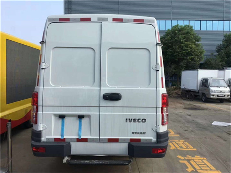 3.3米依维柯（长轴后双轮）面包冷藏车
