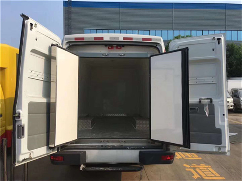 3.3米依维柯（长轴后双轮）面包冷藏车