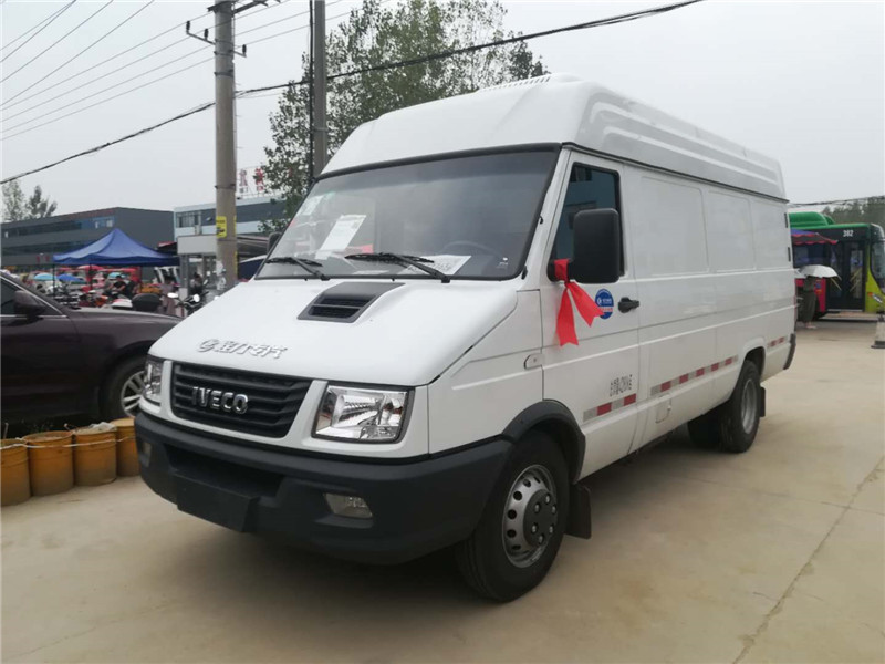 3.3米依维柯（长轴后双轮）面包冷藏车