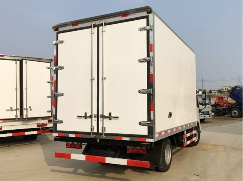 3.7米江淮骏铃V5（排半）冷藏车