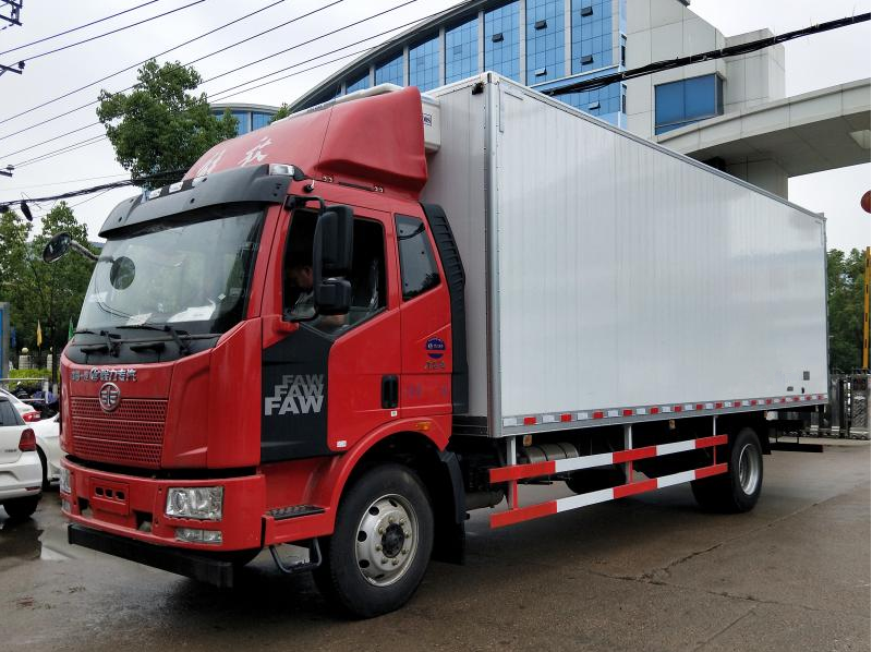 (6.8米/7.5米)解放J6肉勾冷藏车