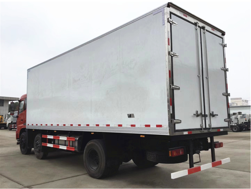 (8.6米）东风天锦小三轴冷藏车