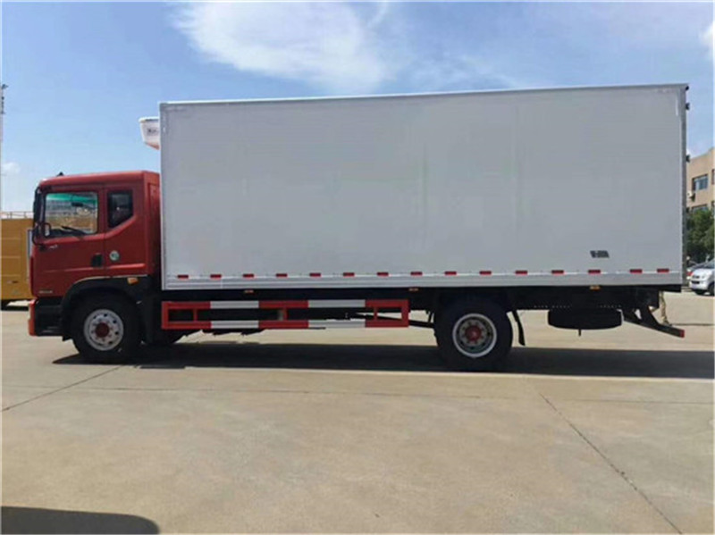 (7.68米）东风多利卡D9肉勾冷藏车