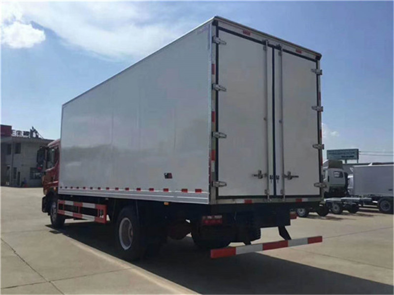 (7.68米）东风多利卡D9肉勾冷藏车