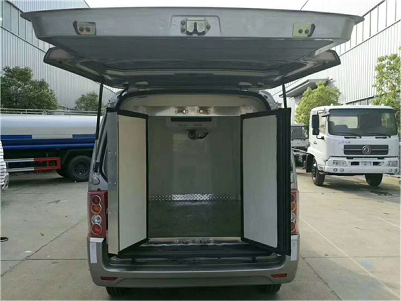 1.75米长安面包冷藏车