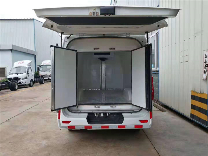 国六 2.3米长安睿行面包冷藏车