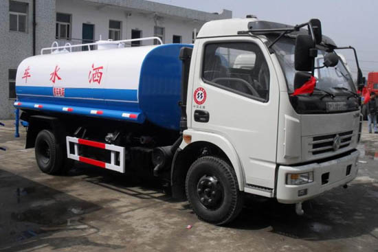 东风小多利卡5方洒水车
