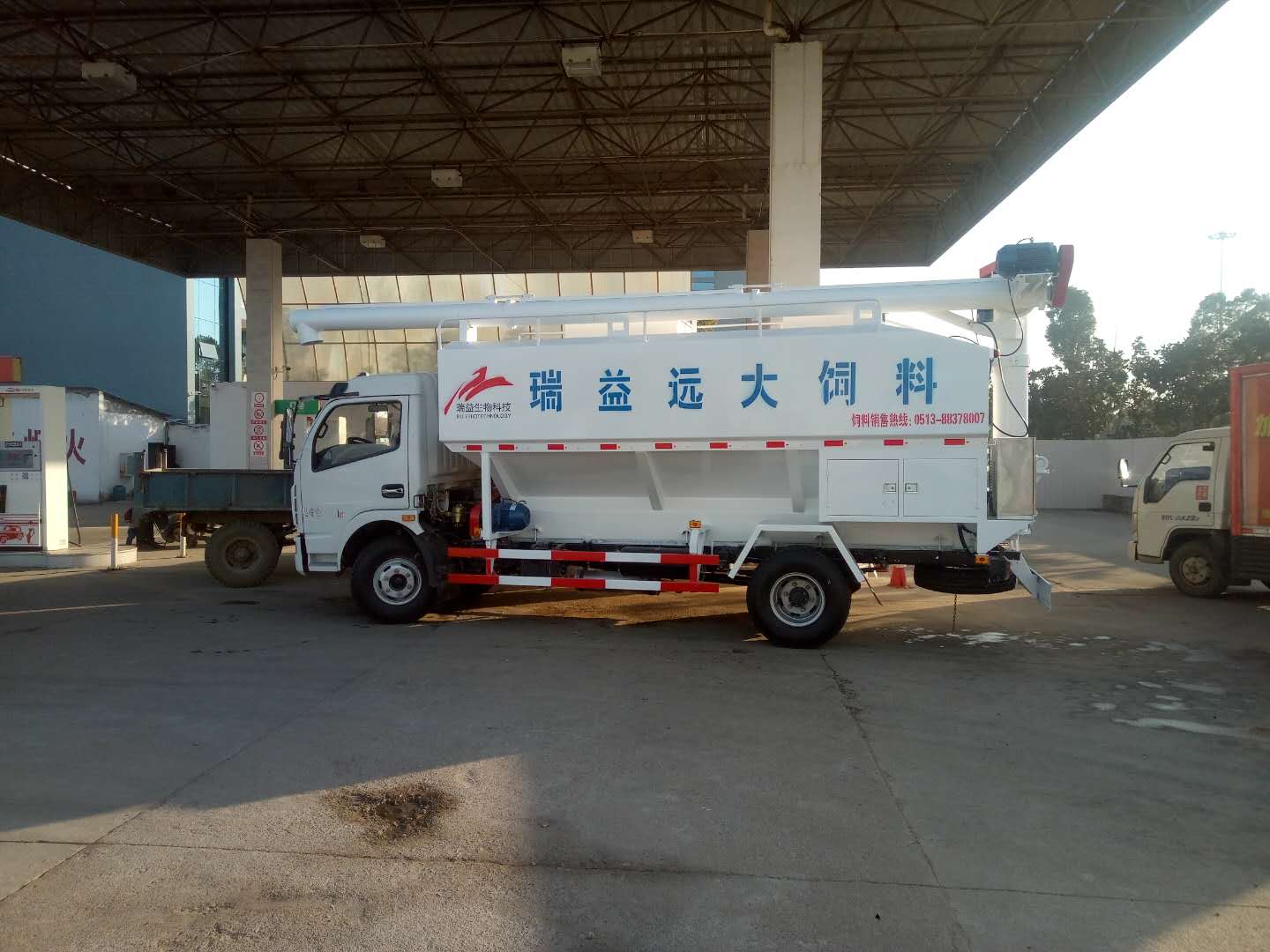 东风多利卡5吨散装饲料车05.jpg