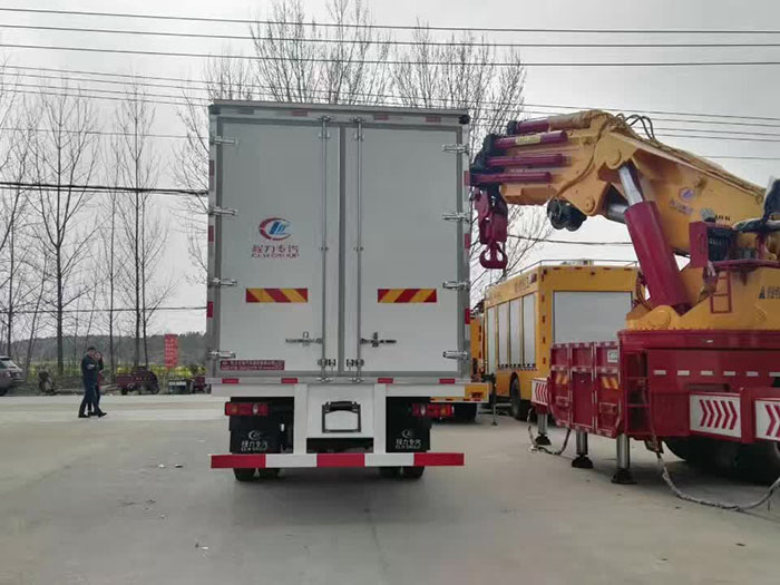 东风天锦7.8米水果运输车