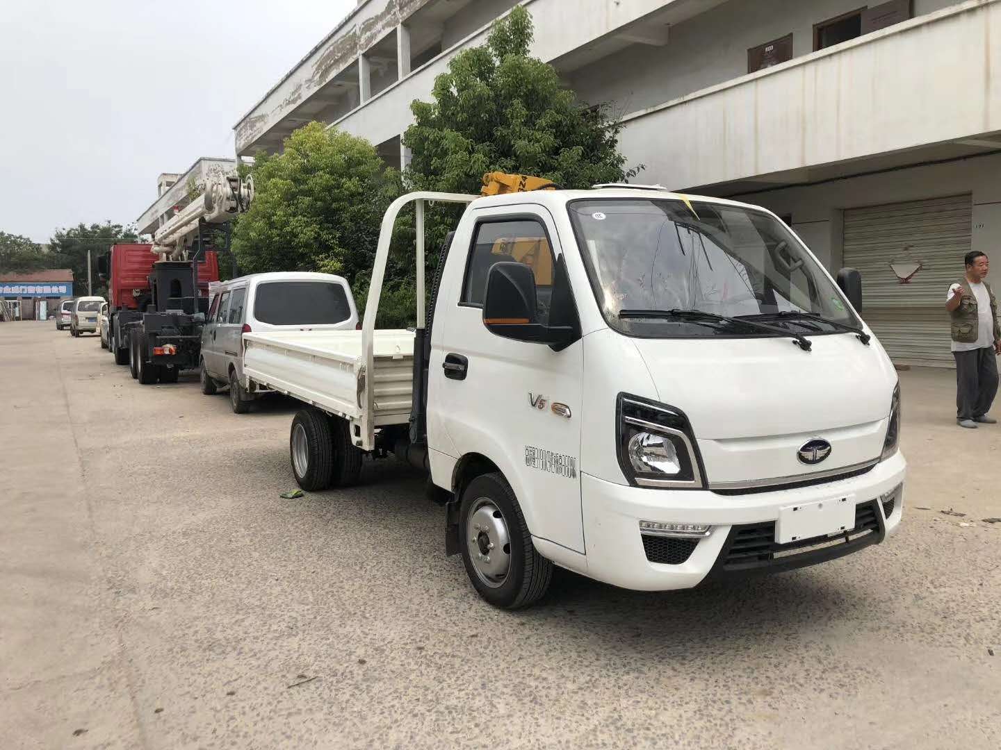 唐骏国六蓝牌2吨随车吊