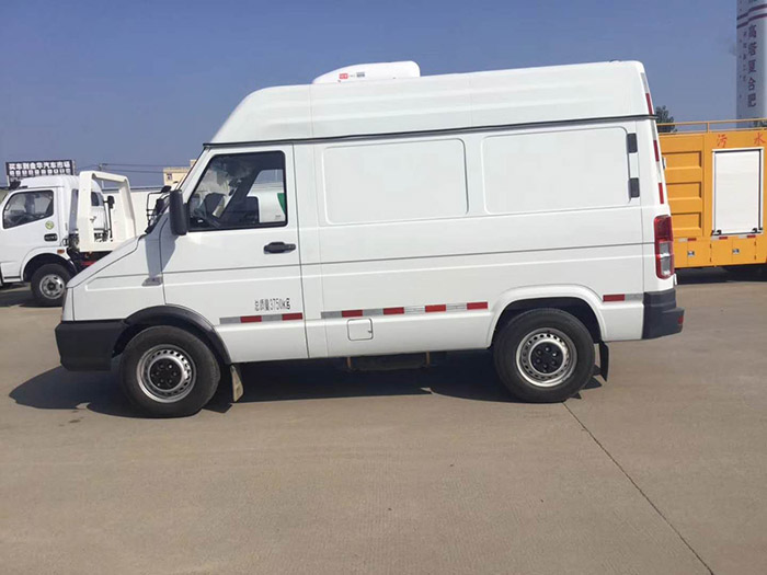 依维柯蓝牌面包冷藏车