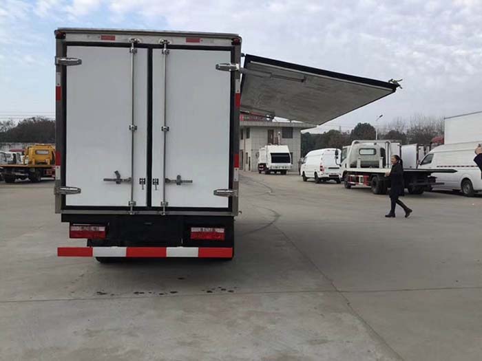 东风多利卡4米蓝牌冷藏车