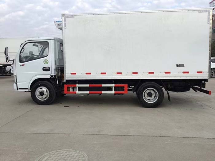 东风多利卡4米蓝牌冷藏车