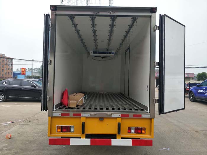 庆铃五十铃4米蓝牌肉勾冷藏车
