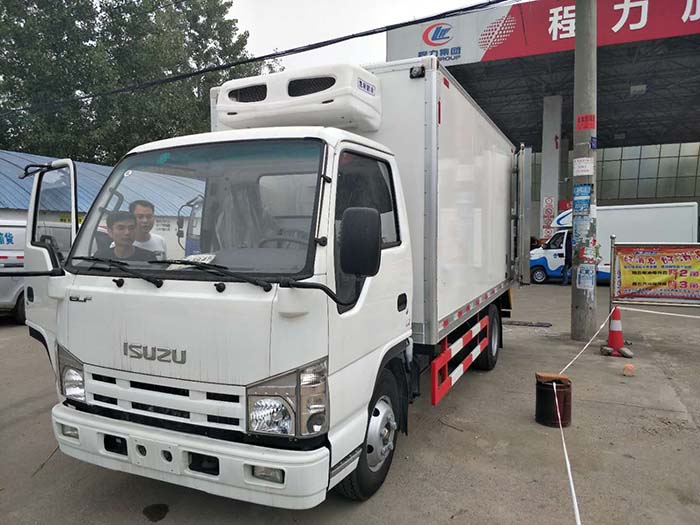 庆铃五十铃4米蓝牌肉勾冷藏车