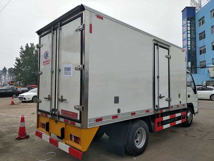 庆铃五十铃4米蓝牌肉勾冷藏车