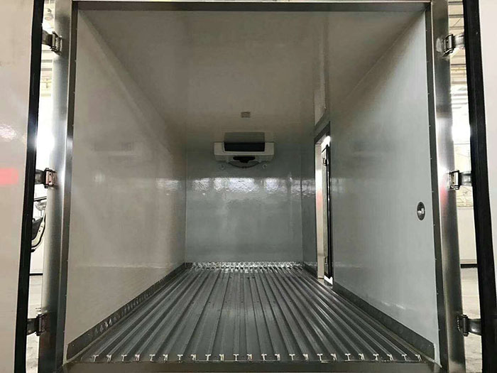 江铃顺达4.2米肉勾冷藏车