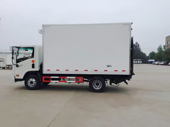 大运蓝牌4.05米蔬菜运输车