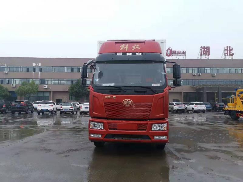 解放J6冷藏车6.8米长