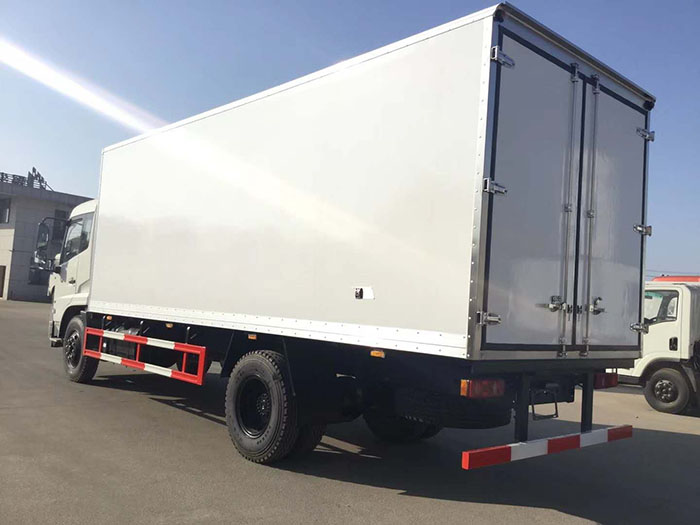 东风天锦6.55米肉钩冷藏车