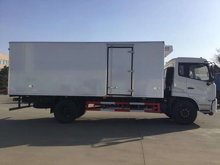 东风天锦6.55米肉钩冷藏车
